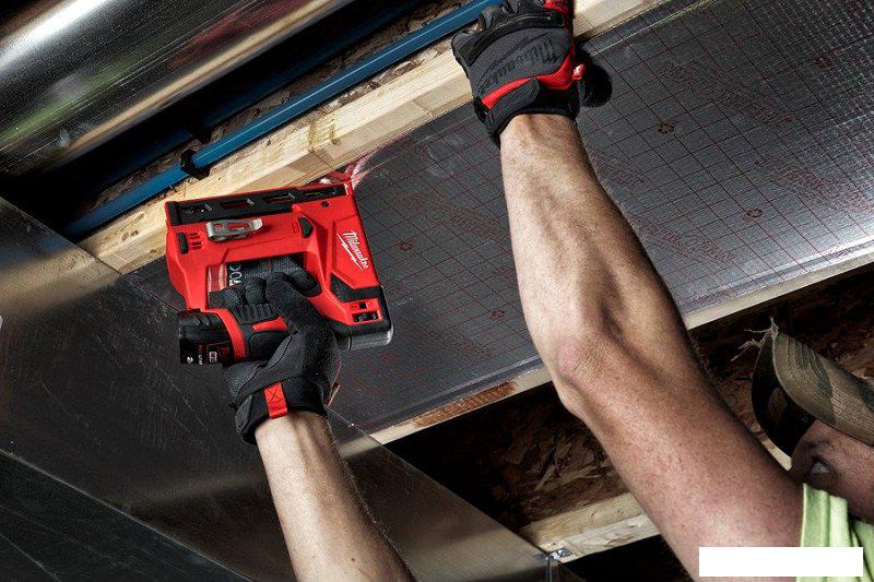 Степлер Milwaukee M12 BST-202X 4933459635 (с 2-мя АКБ)