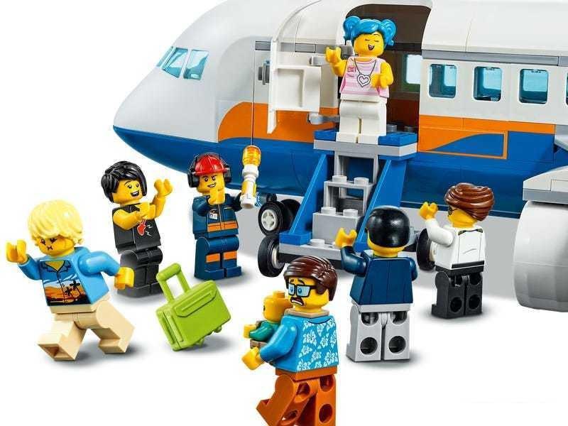 Конструктор LEGO City 60262 Пассажирский самолёт
