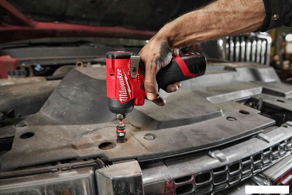 Винтоверт Milwaukee M12 FUEL M12FID2-202X 4933479877 (с 2-мя АКБ, кейс)
