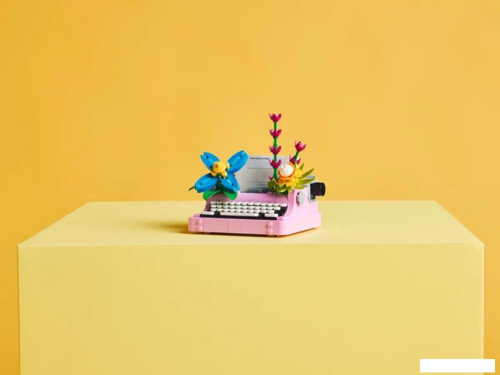 Конструктор LEGO Creator 3 в 1 31169 Пишущая машинка с цветами