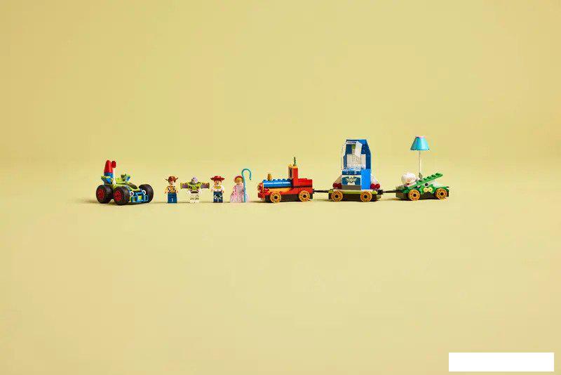 Конструктор LEGO Disney История игрушек: Праздничный поезд и радиоуправл. машинка (43264)