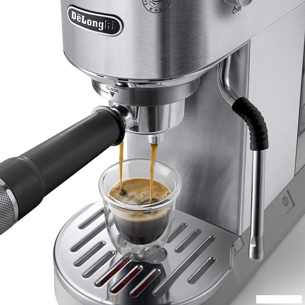 Рожковая кофеварка DeLonghi Dedica EC890.M