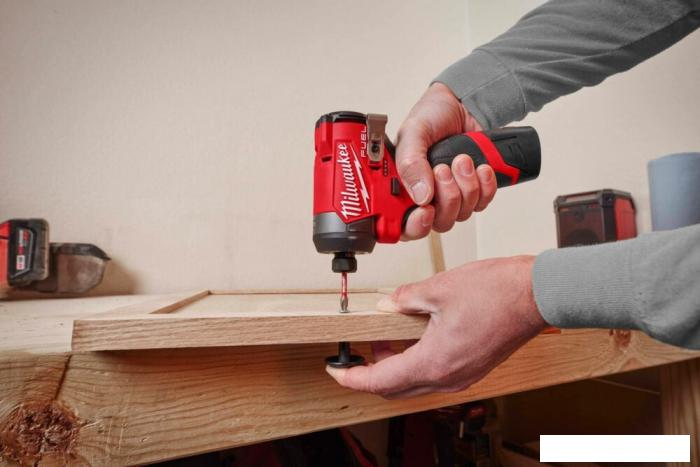 Винтоверт Milwaukee M12 FUEL M12FID2-202X 4933479877 (с 2-мя АКБ, кейс)