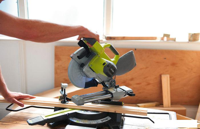 Торцовочная пила Ryobi EMS216L