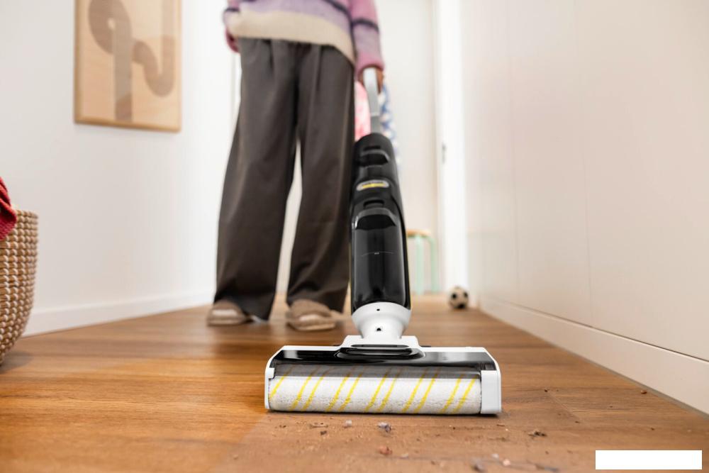 Вертикальный моющий пылесос Karcher FCV 4 Natural N 1.056-133.0