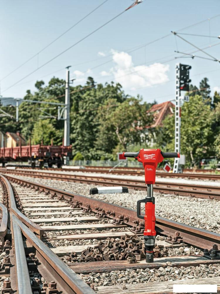 Гайковерт Milwaukee M18 FUEL M18FHIWF1R-0C 4933493140 (без АКБ, кейс)