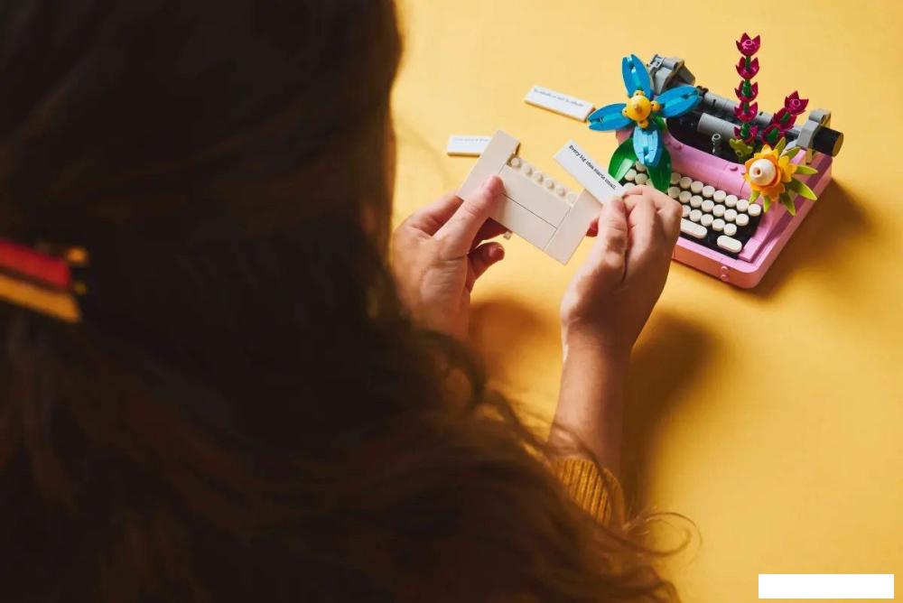 Конструктор LEGO Creator 3 в 1 31169 Пишущая машинка с цветами