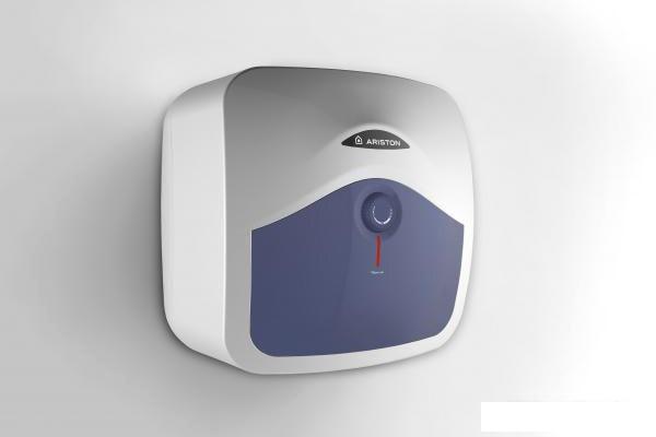 Накопительный электрический водонагреватель над мойкой Ariston BLU EVO R 30 RU