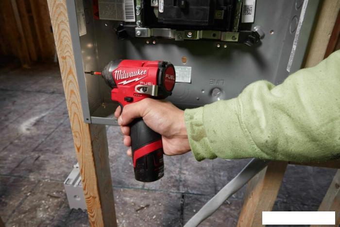 Винтоверт Milwaukee M12 FUEL M12FID2-202X 4933479877 (с 2-мя АКБ, кейс)