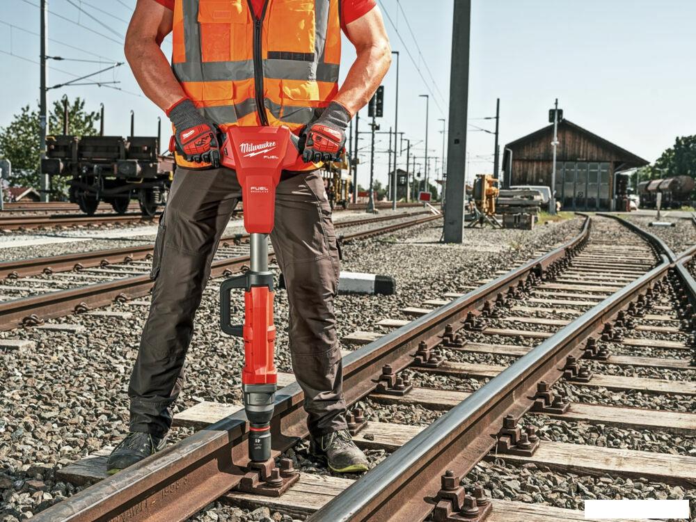 Гайковерт Milwaukee M18 FUEL M18FHIWF1R-0C 4933493140 (без АКБ, кейс)