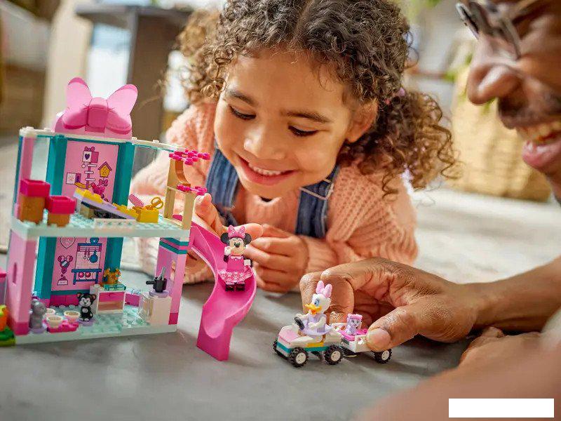 Конструктор LEGO Disney Гостиница Минни для домашних питомцев 43274