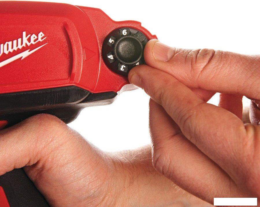 Строительный, слесарный, монтажный инструмент Milwaukee M12 PCG/600A-201B 4933441670 (с 1-им АКБ)