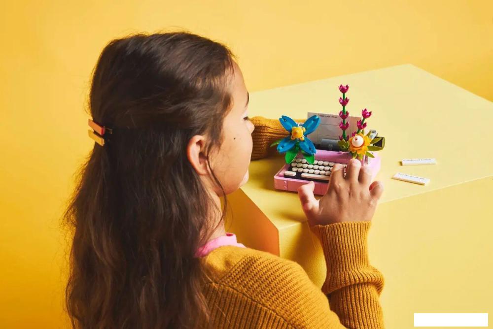 Конструктор LEGO Creator 3 в 1 31169 Пишущая машинка с цветами