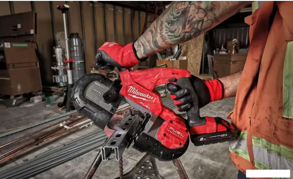 Ленточная пила Milwaukee Fuel M18 FBS85-202C 4933471497 (с 2-мя АКБ, кейс)