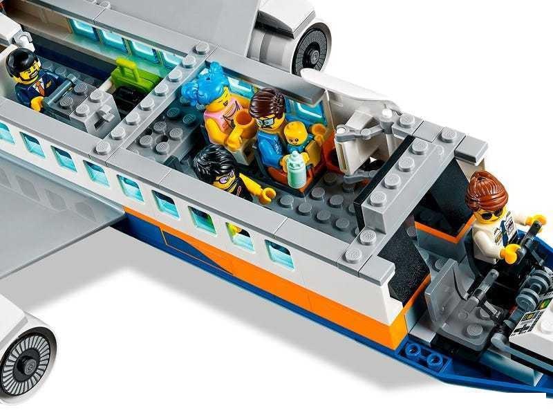 Конструктор LEGO City 60262 Пассажирский самолёт