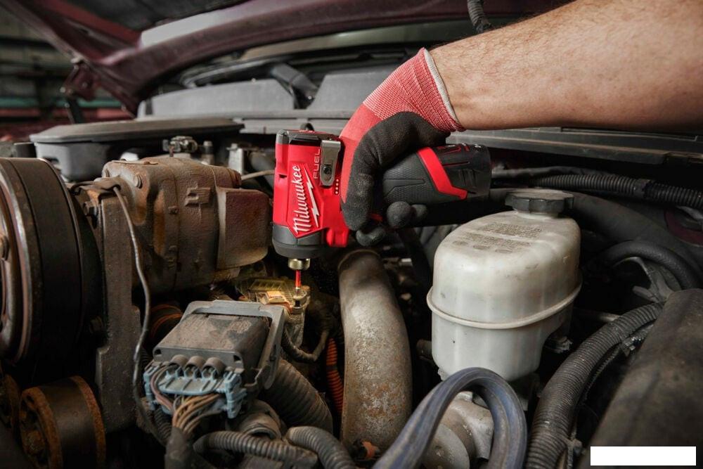 Винтоверт Milwaukee M12 FUEL M12FID2-202X 4933479877 (с 2-мя АКБ, кейс)