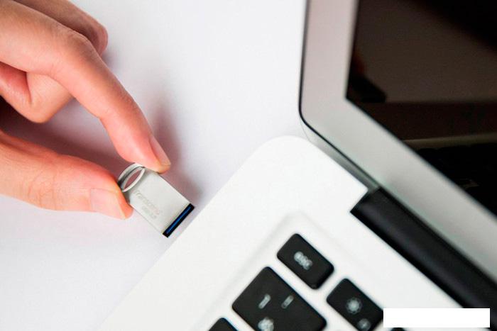 USB Flash Transcend JetFlash 710 32GB (серебристый)