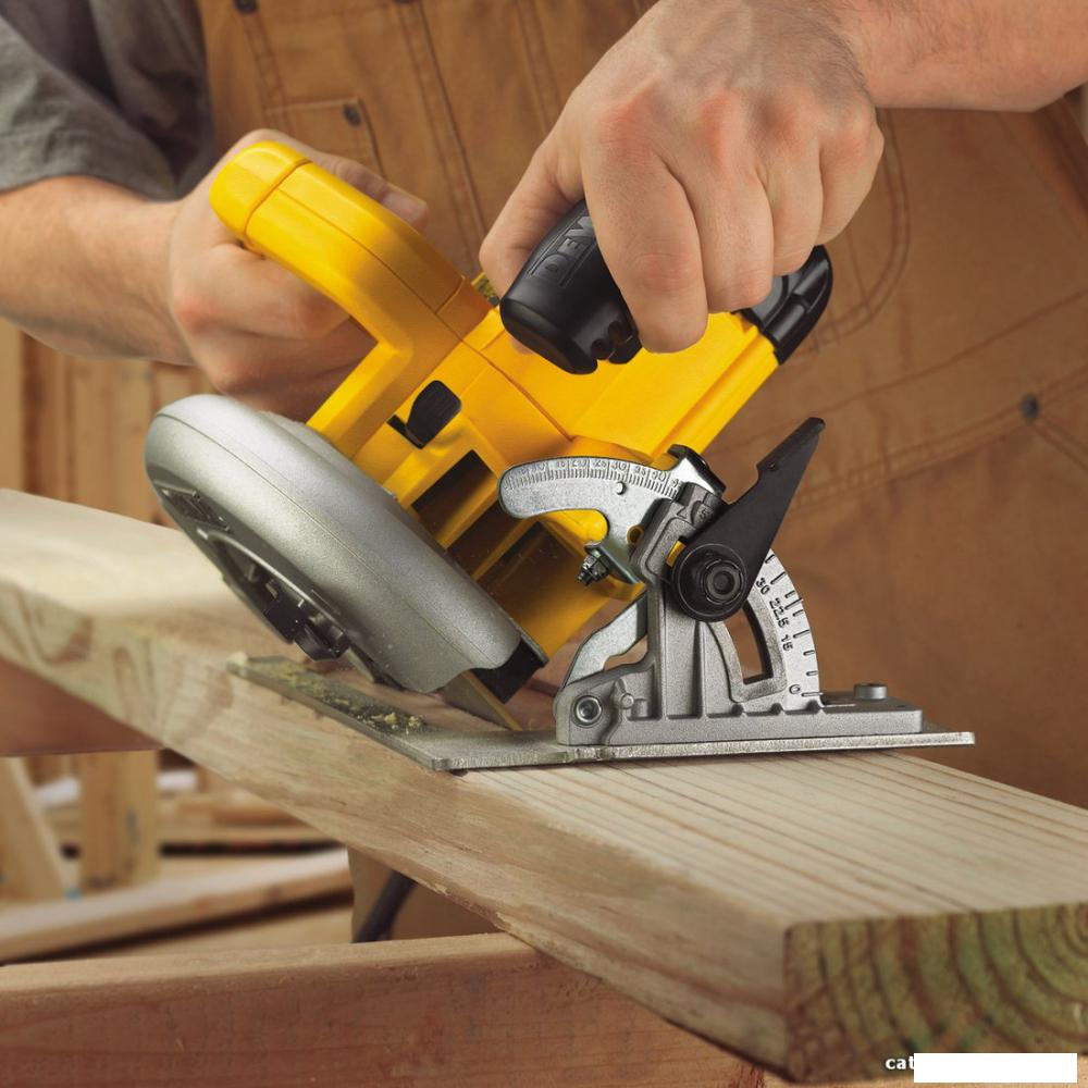 Дисковая (циркулярная) пила DeWalt DWE575K