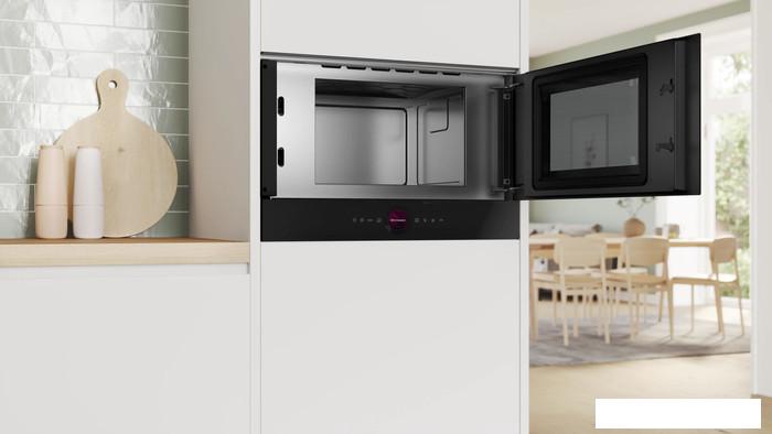 Микроволновая печь Bosch Serie 8 BFR7221B1