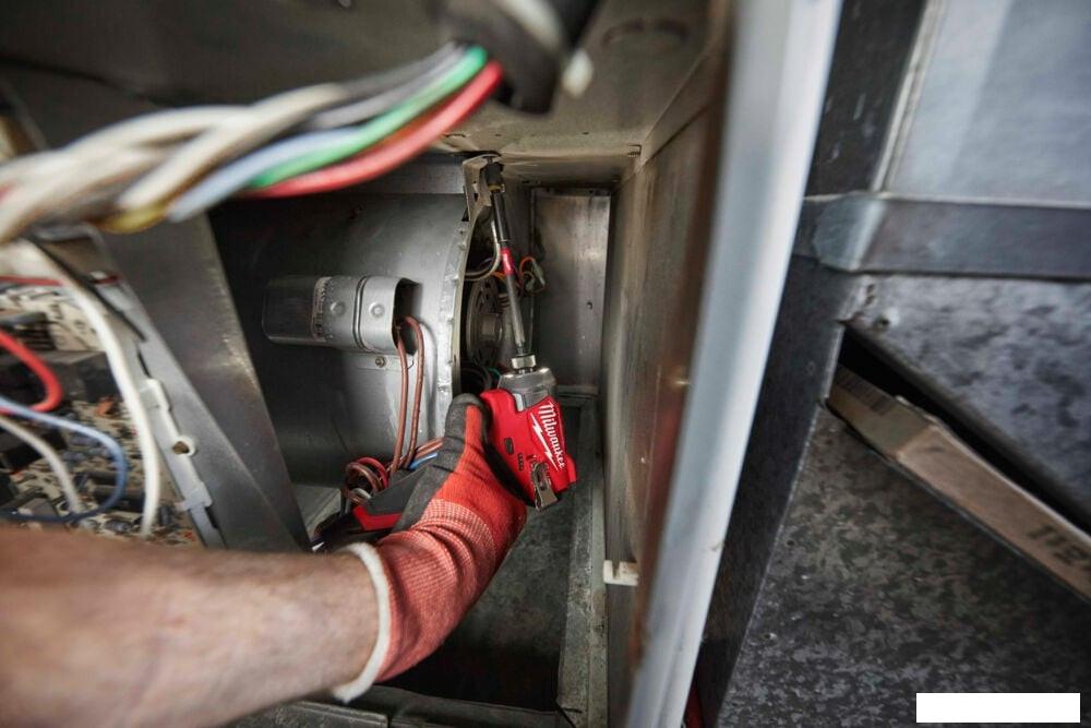 Винтоверт Milwaukee M12 FUEL M12FID2-202X 4933479877 (с 2-мя АКБ, кейс)