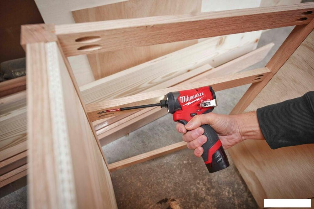 Винтоверт Milwaukee M12 FUEL M12FID2-202X 4933479877 (с 2-мя АКБ, кейс)