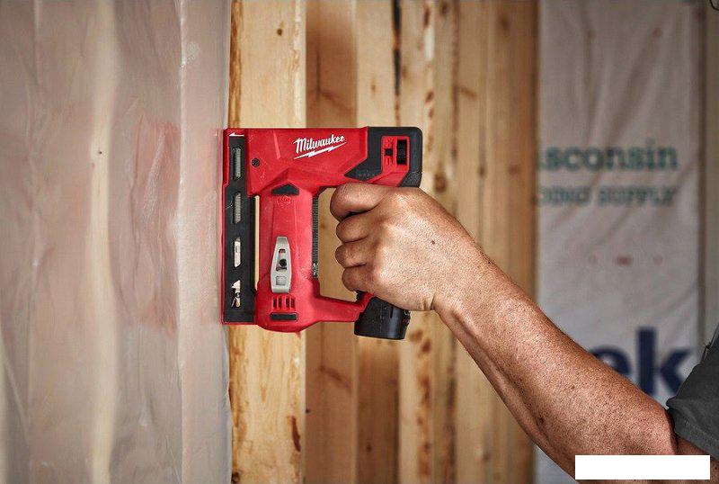 Степлер Milwaukee M12 BST-202X 4933459635 (с 2-мя АКБ)