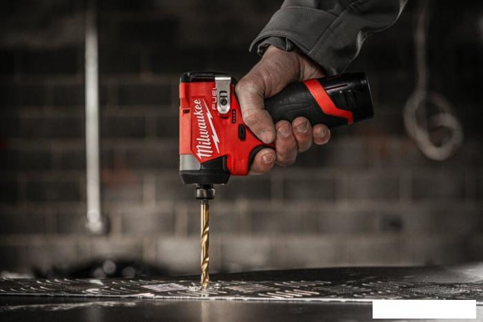 Винтоверт Milwaukee M12 FUEL M12FID2-202X 4933479877 (с 2-мя АКБ, кейс)